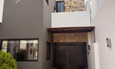 Casa en venta de 4 recámaras en Mérida con alberca en privada residencial