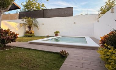 Casa en venta de 4 recámaras en Mérida con alberca en privada residencial