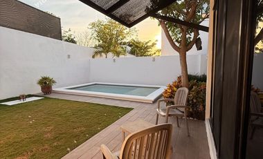 Casa en venta de 4 recámaras en Mérida con alberca en privada residencial