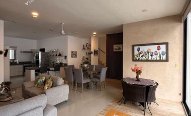Casa en venta de 4 recámaras en Mérida con alberca en privada residencial