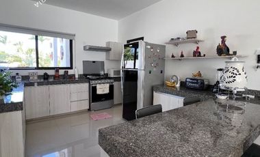 Casa en venta de 4 recámaras en Mérida con alberca en privada residencial