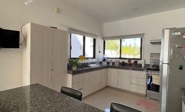 Casa en venta de 4 recámaras en Mérida con alberca en privada residencial