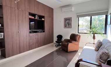 Casa en venta de 4 recámaras en Mérida con alberca en privada residencial