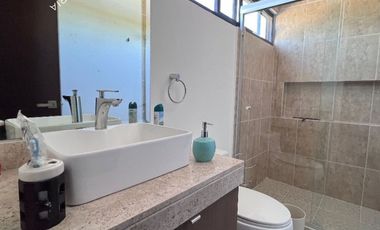 Casa en venta de 4 recámaras en Mérida con alberca en privada residencial