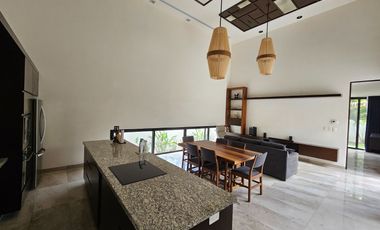 RESIDENCIA AMUEBLADA CON PANELES EN LA PRIVADA OASIS, YCC