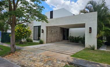 RESIDENCIA AMUEBLADA CON PANELES EN LA PRIVADA OASIS, YCC