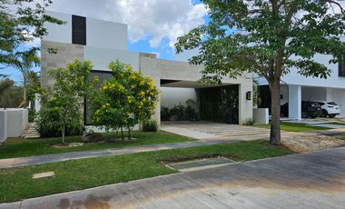 RESIDENCIA AMUEBLADA CON PANELES EN LA PRIVADA OASIS, YCC