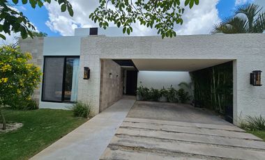 RESIDENCIA AMUEBLADA CON PANELES EN LA PRIVADA OASIS, YCC