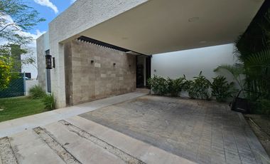 RESIDENCIA AMUEBLADA CON PANELES EN LA PRIVADA OASIS, YCC