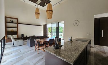 RESIDENCIA AMUEBLADA CON PANELES EN LA PRIVADA OASIS, YCC