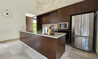 RESIDENCIA AMUEBLADA CON PANELES EN LA PRIVADA OASIS, YCC