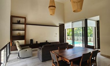 RESIDENCIA AMUEBLADA CON PANELES EN LA PRIVADA OASIS, YCC