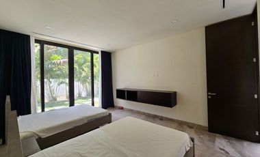 RESIDENCIA AMUEBLADA CON PANELES EN LA PRIVADA OASIS, YCC