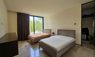 RESIDENCIA AMUEBLADA CON PANELES EN LA PRIVADA OASIS, YCC