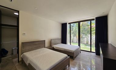 RESIDENCIA AMUEBLADA CON PANELES EN LA PRIVADA OASIS, YCC