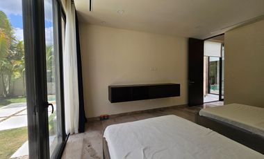 RESIDENCIA AMUEBLADA CON PANELES EN LA PRIVADA OASIS, YCC