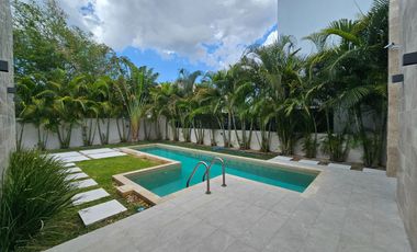 RESIDENCIA AMUEBLADA CON PANELES EN LA PRIVADA OASIS, YCC