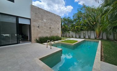 RESIDENCIA AMUEBLADA CON PANELES EN LA PRIVADA OASIS, YCC