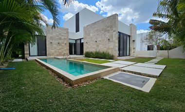 RESIDENCIA AMUEBLADA CON PANELES EN LA PRIVADA OASIS, YCC