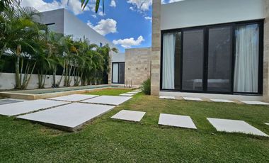 RESIDENCIA AMUEBLADA CON PANELES EN LA PRIVADA OASIS, YCC