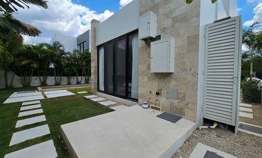RESIDENCIA AMUEBLADA CON PANELES EN LA PRIVADA OASIS, YCC
