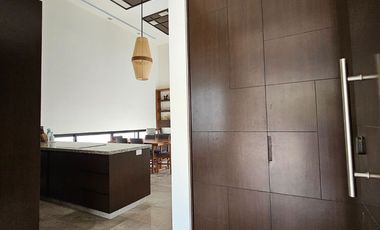 RESIDENCIA AMUEBLADA CON PANELES EN LA PRIVADA OASIS, YCC