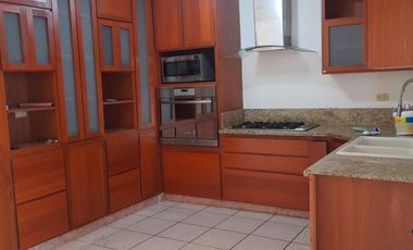 VENTA DE EXCELENTE CASA , AMPLIADA EN VILLAS DE MEDITERRANEO, ZONA PONIENTE
