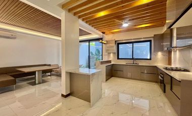 For Sale/Lease: 2 Single Detached House located at Multinational Village,Parañaque City