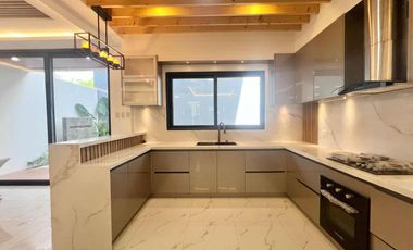 For Sale/Lease: 2 Single Detached House located at Multinational Village,Parañaque City