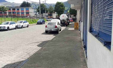EXCELENTE UBICACIÓN RENTA $ 330 AMPLIO LOCAL  COMERCIAL DE 50 MTRS.CERCA A TODOS LOS SERVICIOS DE TRANSPORTE URBANO Y PROVINCIAL VIA PRINCIPAL.