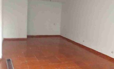 EXCELENTE UBICACIÓN RENTA $ 330 AMPLIO LOCAL  COMERCIAL DE 50 MTRS.CERCA A TODOS LOS SERVICIOS DE TRANSPORTE URBANO Y PROVINCIAL VIA PRINCIPAL.