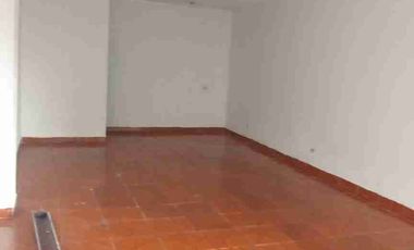 EXCELENTE UBICACIÓN RENTA $ 330 AMPLIO LOCAL  COMERCIAL DE 50 MTRS.CERCA A TODOS LOS SERVICIOS DE TRANSPORTE URBANO Y PROVINCIAL VIA PRINCIPAL.