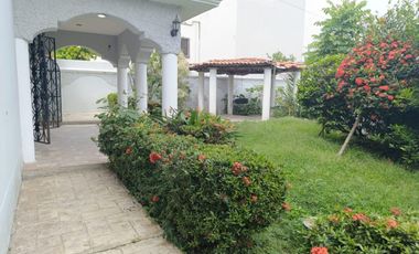 Amplia Casa en Venta Zona Sur privada con Vigilancia 24 horas con amplio jardin