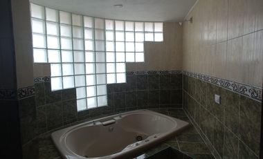 Amplia Casa en Venta Zona Sur privada con Vigilancia 24 horas con amplio jardin