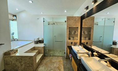 LAS CAÑADAS CASA EN VENTA SUPER COMPLETA CON ALBERCA, TERRAZA, BAR Y HERMOSO JAR