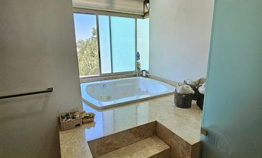 LAS CAÑADAS CASA EN VENTA SUPER COMPLETA CON ALBERCA, TERRAZA, BAR Y HERMOSO JAR