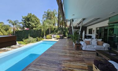 LAS CAÑADAS CASA EN VENTA SUPER COMPLETA CON ALBERCA, TERRAZA, BAR Y HERMOSO JAR