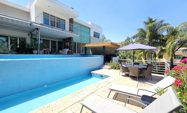 LAS CAÑADAS CASA EN VENTA SUPER COMPLETA CON ALBERCA, TERRAZA, BAR Y HERMOSO JAR