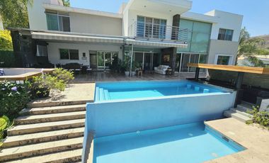 LAS CAÑADAS CASA EN VENTA SUPER COMPLETA CON ALBERCA, TERRAZA, BAR Y HERMOSO JAR