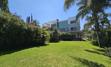 LAS CAÑADAS CASA EN VENTA SUPER COMPLETA CON ALBERCA, TERRAZA, BAR Y HERMOSO JAR