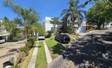 LAS CAÑADAS CASA EN VENTA SUPER COMPLETA CON ALBERCA, TERRAZA, BAR Y HERMOSO JAR