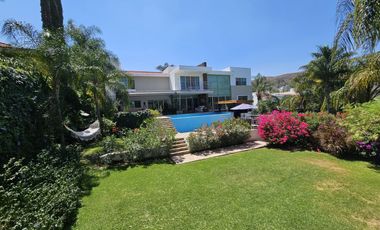 LAS CAÑADAS CASA EN VENTA SUPER COMPLETA CON ALBERCA, TERRAZA, BAR Y HERMOSO JAR