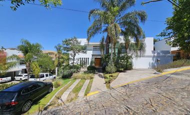 LAS CAÑADAS CASA EN VENTA SUPER COMPLETA CON ALBERCA, TERRAZA, BAR Y HERMOSO JAR
