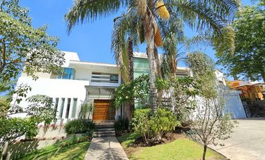 LAS CAÑADAS CASA EN VENTA SUPER COMPLETA CON ALBERCA, TERRAZA, BAR Y HERMOSO JAR
