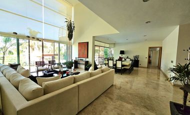 LAS CAÑADAS CASA EN VENTA SUPER COMPLETA CON ALBERCA, TERRAZA, BAR Y HERMOSO JAR