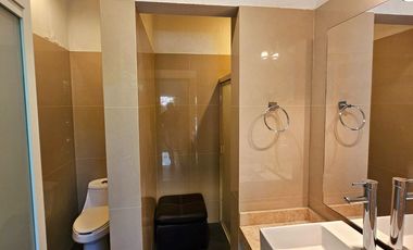 LAS CAÑADAS CASA EN VENTA SUPER COMPLETA CON ALBERCA, TERRAZA, BAR Y HERMOSO JAR