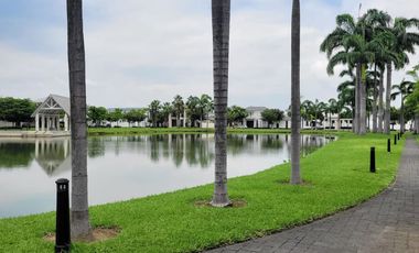 Terreno Esquinero en Venta Frente al Lago Central – Aires del Batán, Samborondón