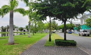 Terreno Esquinero en Venta Frente al Lago Central – Aires del Batán, Samborondón