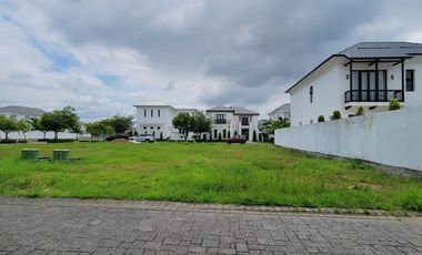 Terreno Esquinero en Venta Frente al Lago Central – Aires del Batán, Samborondón