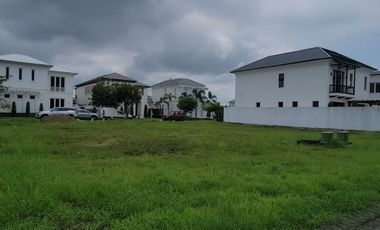 Terreno Esquinero en Venta Frente al Lago Central – Aires del Batán, Samborondón